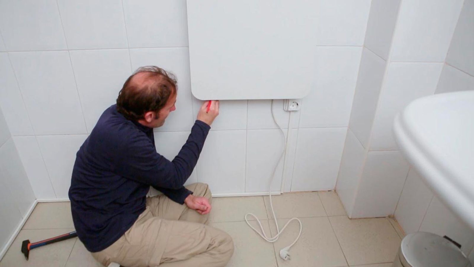 Colocar un calefactor toallero en el baño paso 4