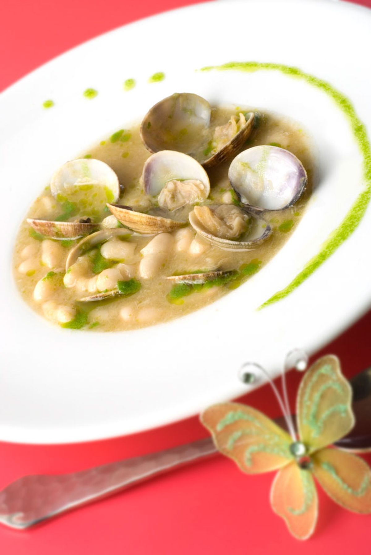 Alubias blancas con almejas y aceite de cebollino