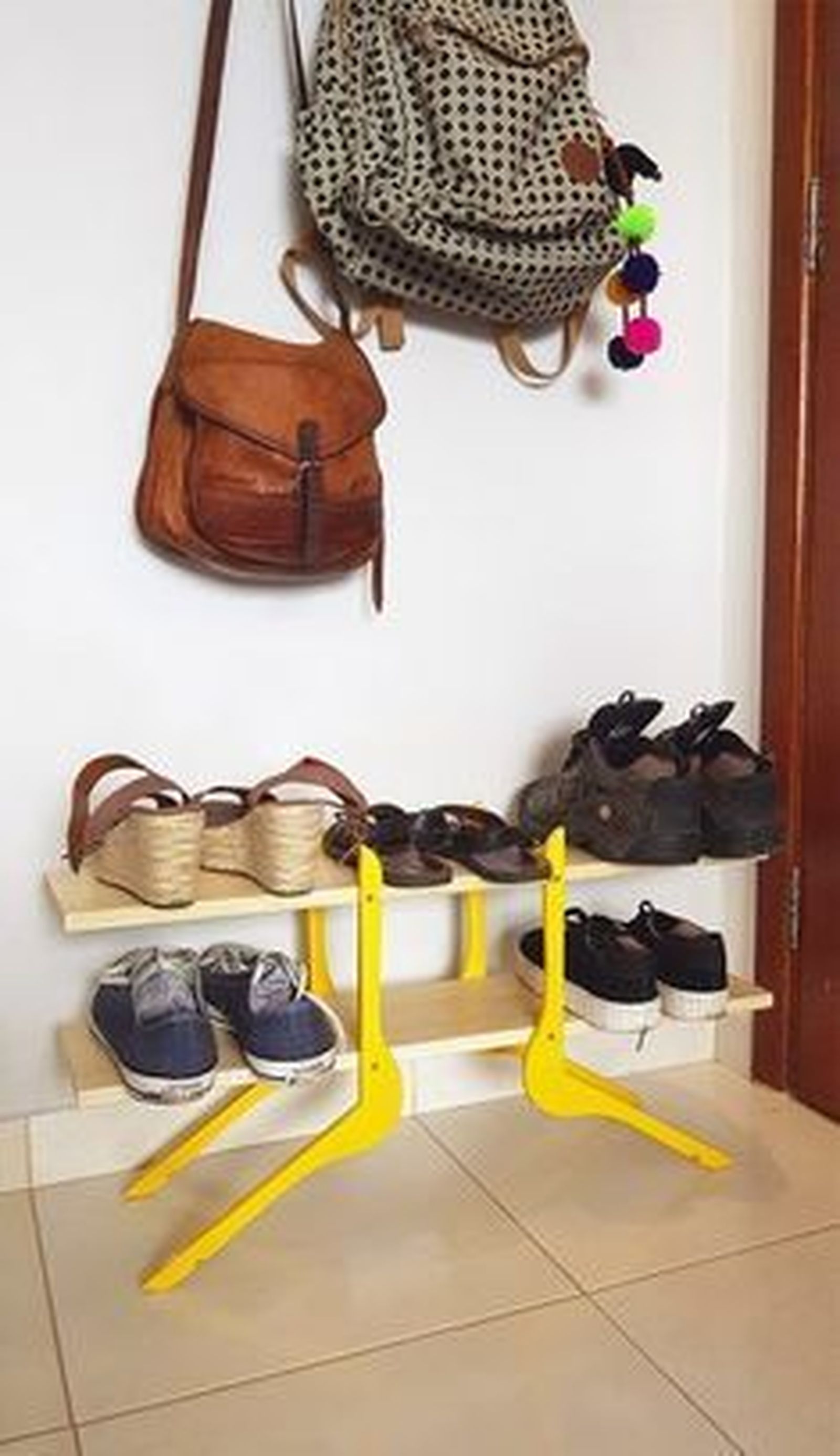 zapatero con perchas la cartera rota