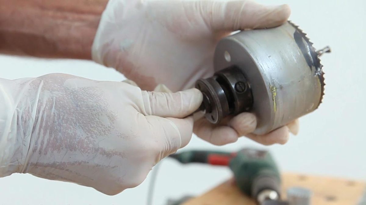 Como fijar una sierra de corona en el taladro paso 5