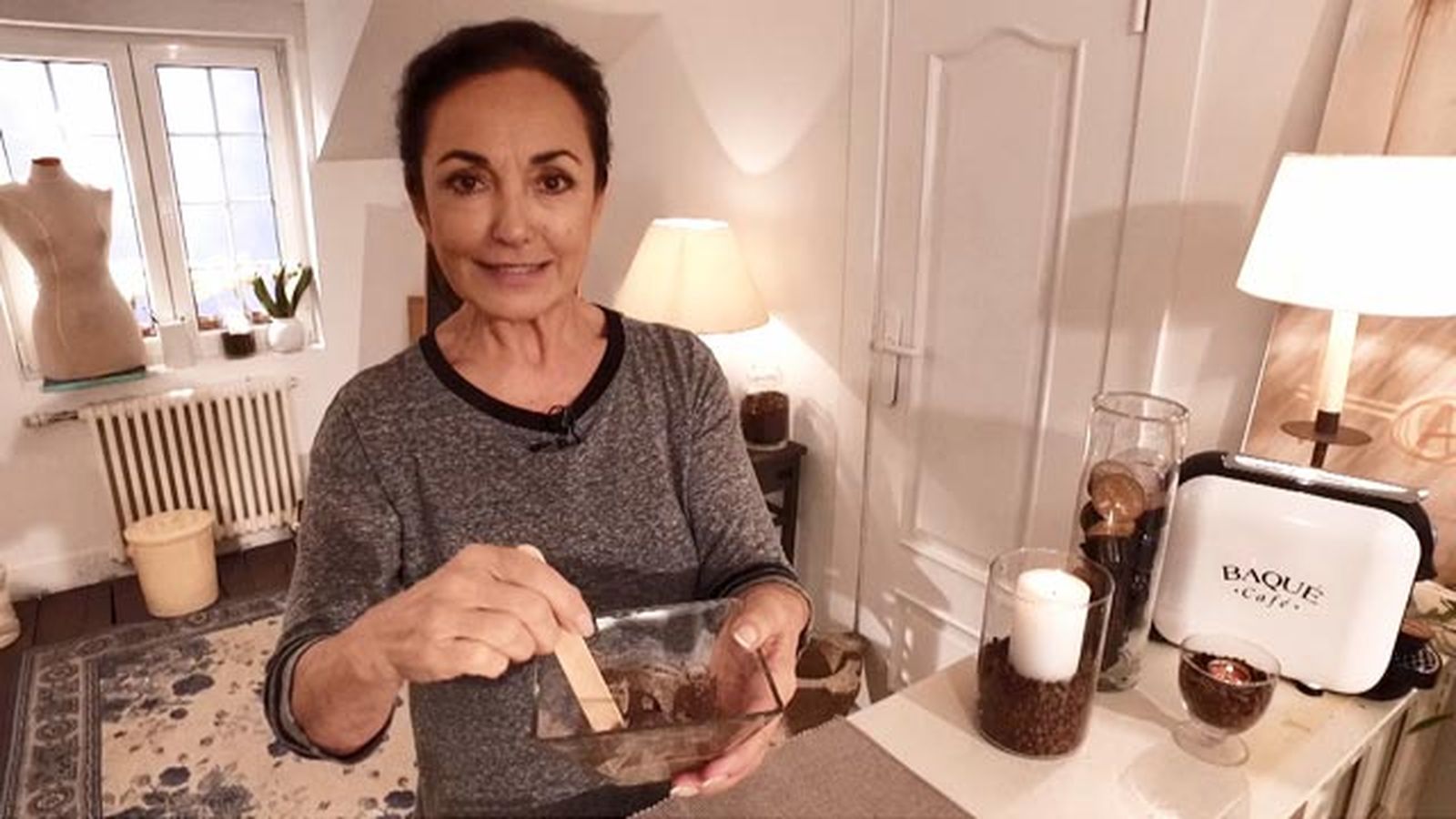 como hacer una mascarilla facial de cafe y yogur en 3 pasos mezcla