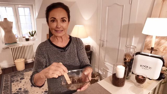 como hacer una mascarilla facial de cafe y yogur en 3 pasos mezcla