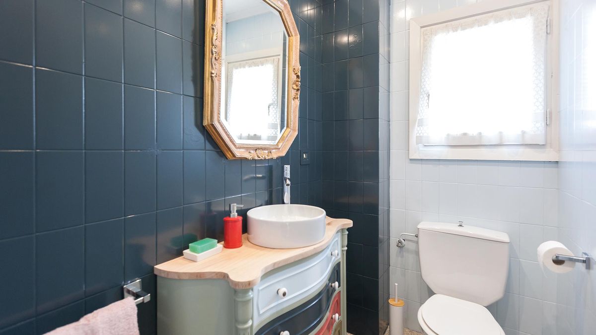 Baño azul de estilo barroco despues 1