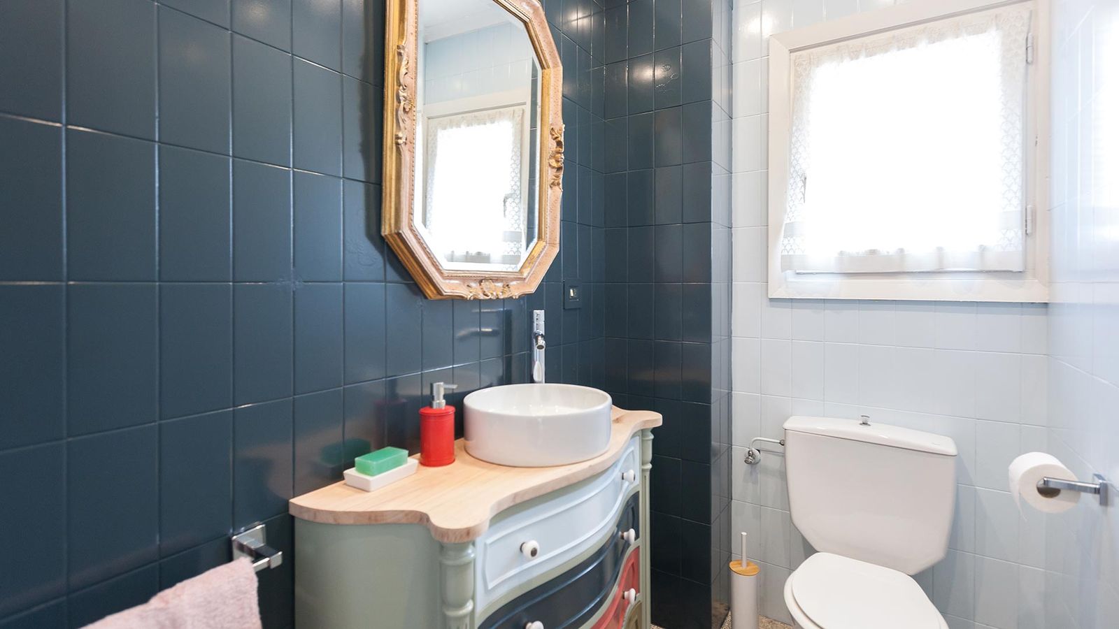 Baño azul de estilo barroco despues 1