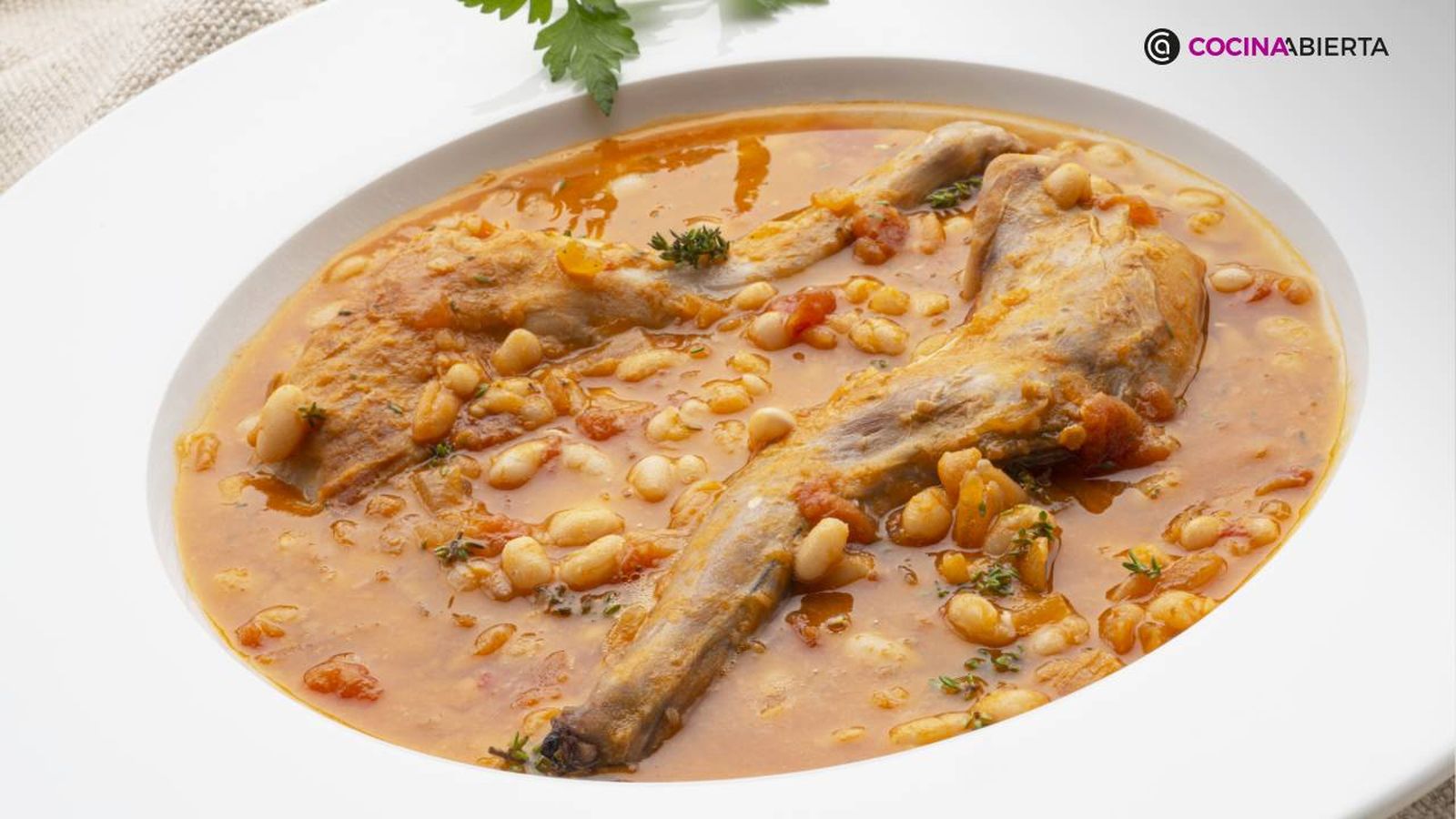 alubias blancas con tomate y conejo receta