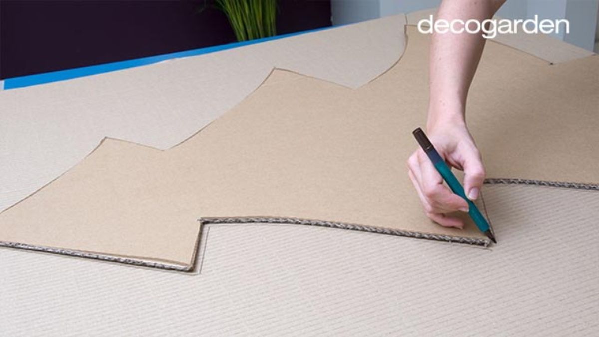 Dibujar la silueta del árbol de Navidad en el cartón.