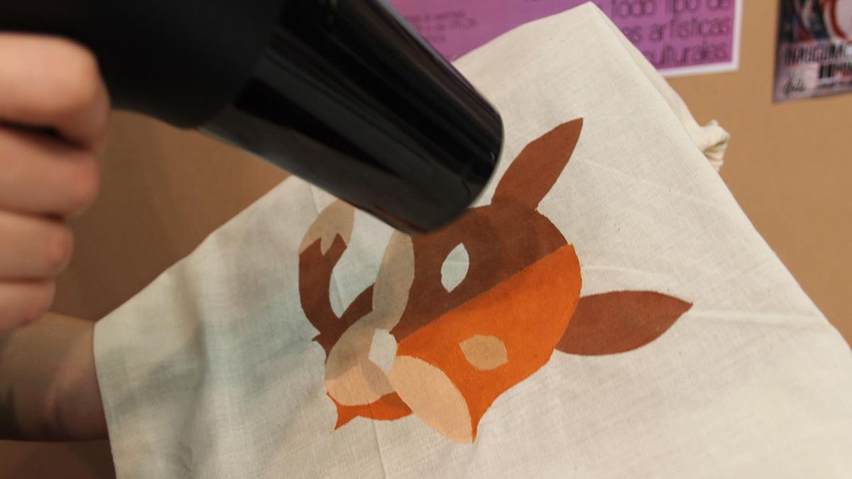 Pintar una mochila de tela paso 8