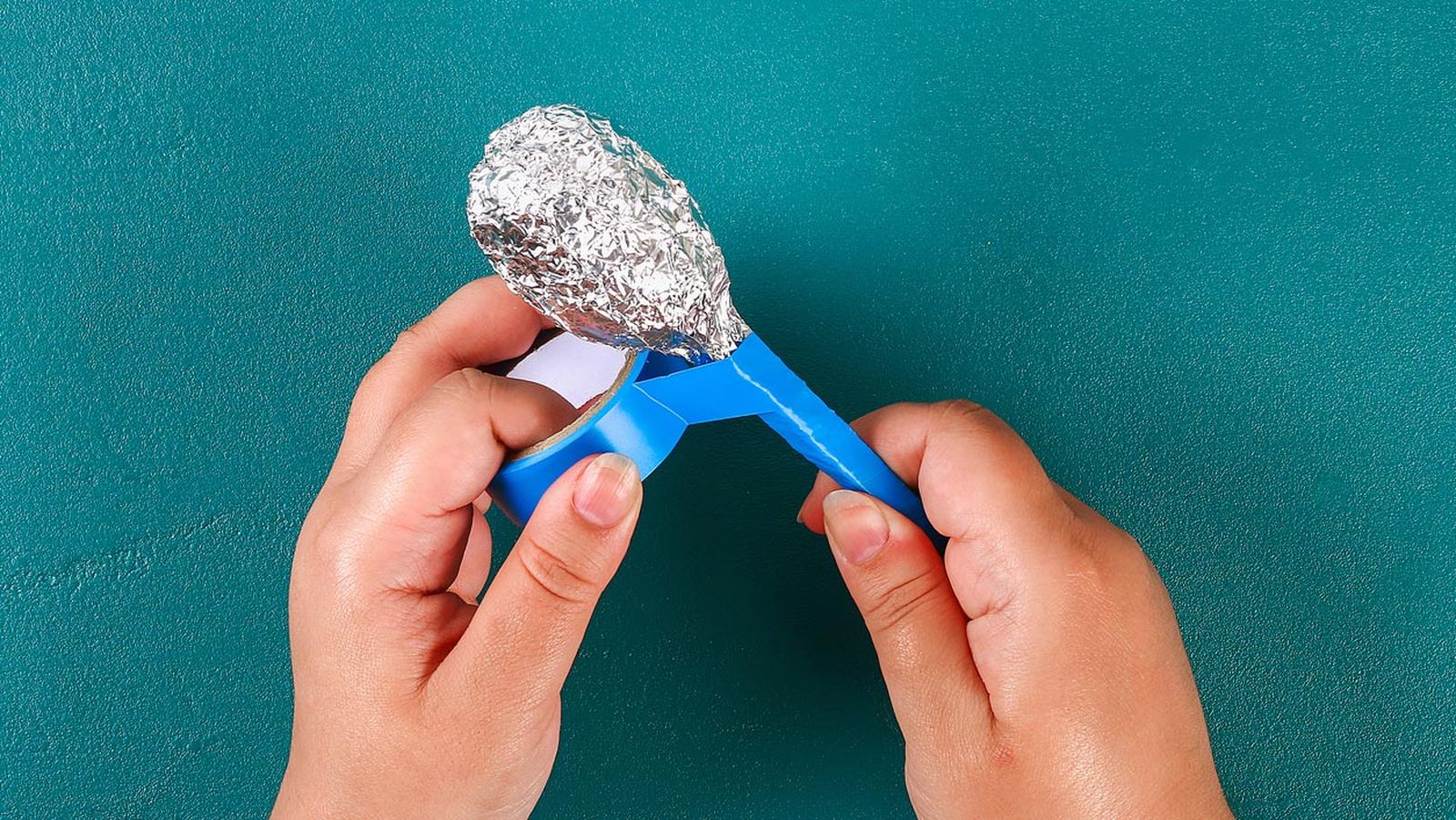 como hacer maracas con cucharas de plastico paso 4