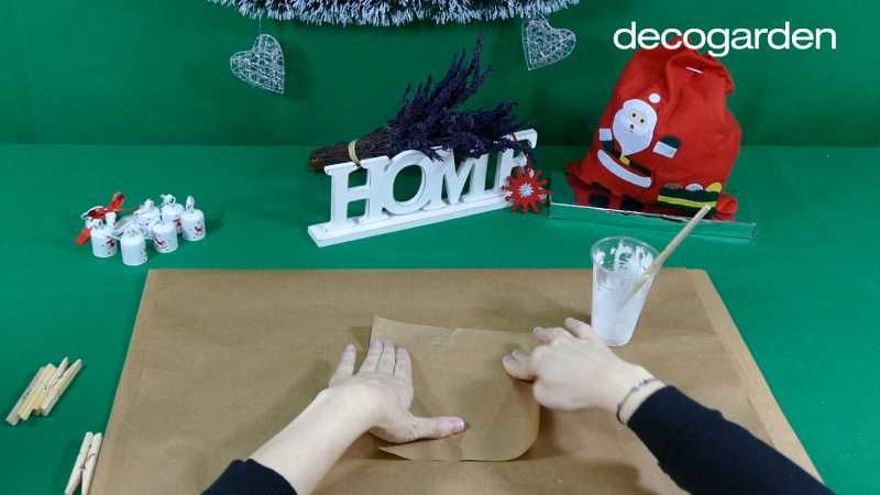 Pegar el trozo de papel craft en los palos de helado.