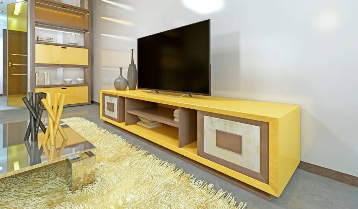Salón con mueble largo amarillo para la televisión.