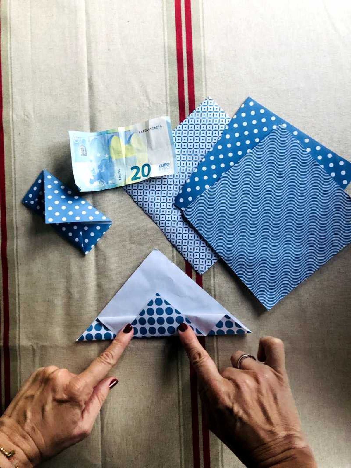 Sobre de papel geométrico.