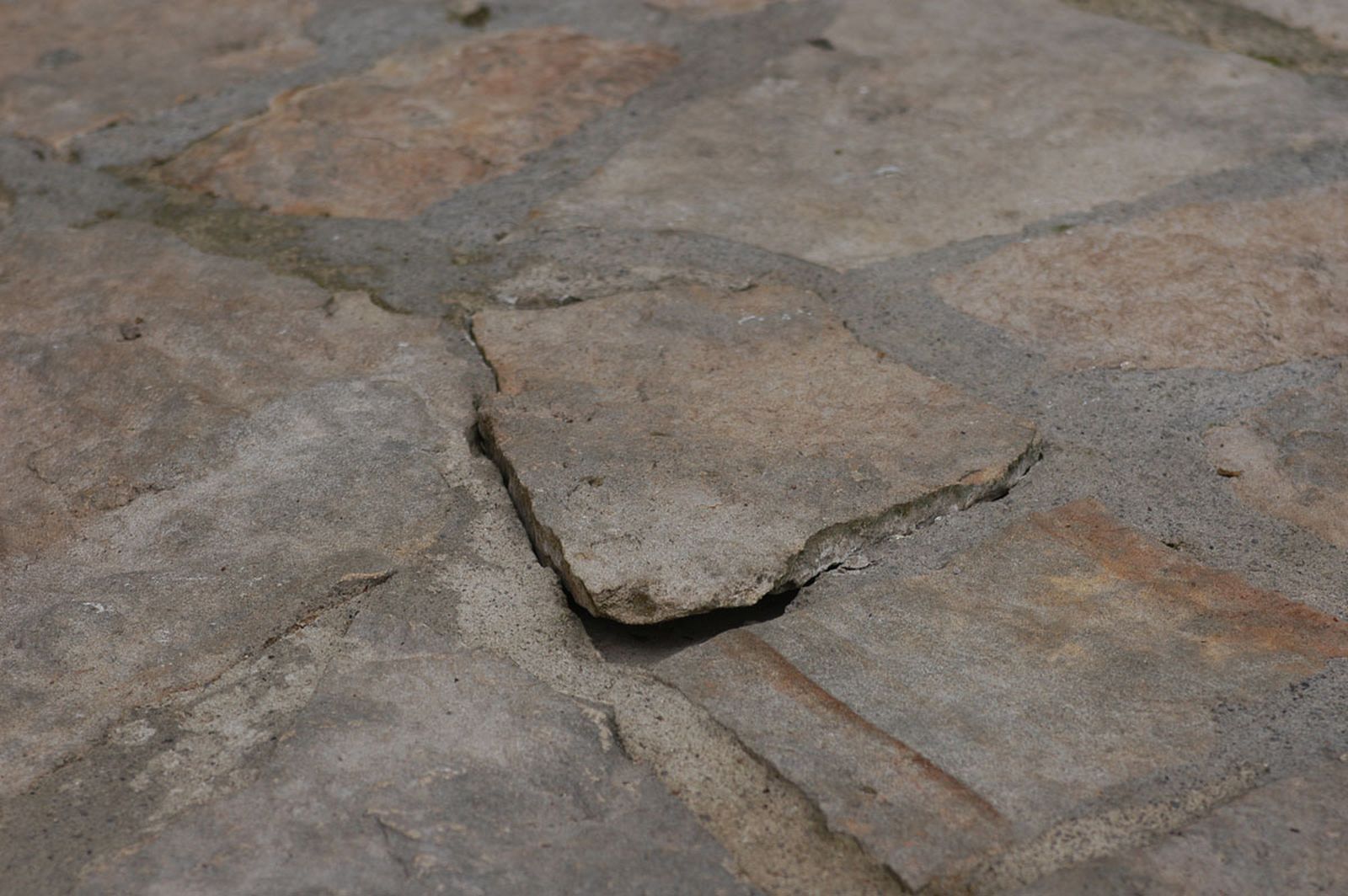 Colocar y fijar losa de piedra en el suelo