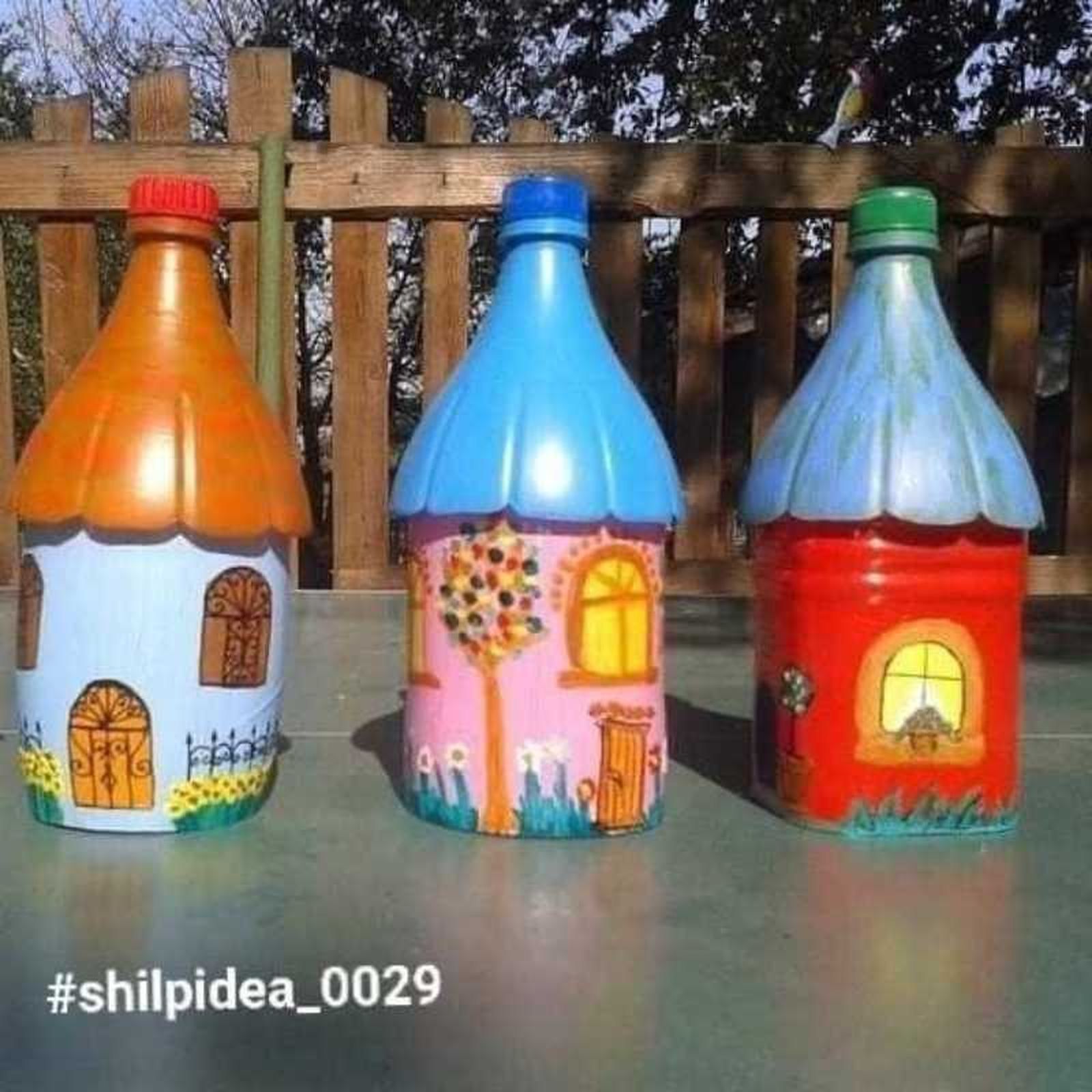 Casitas decorativas para el jardín hechas con botellas de plástico.