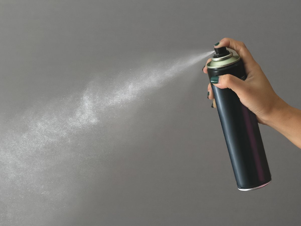 La laca de pelo fortalece y protege el tejido de las medias