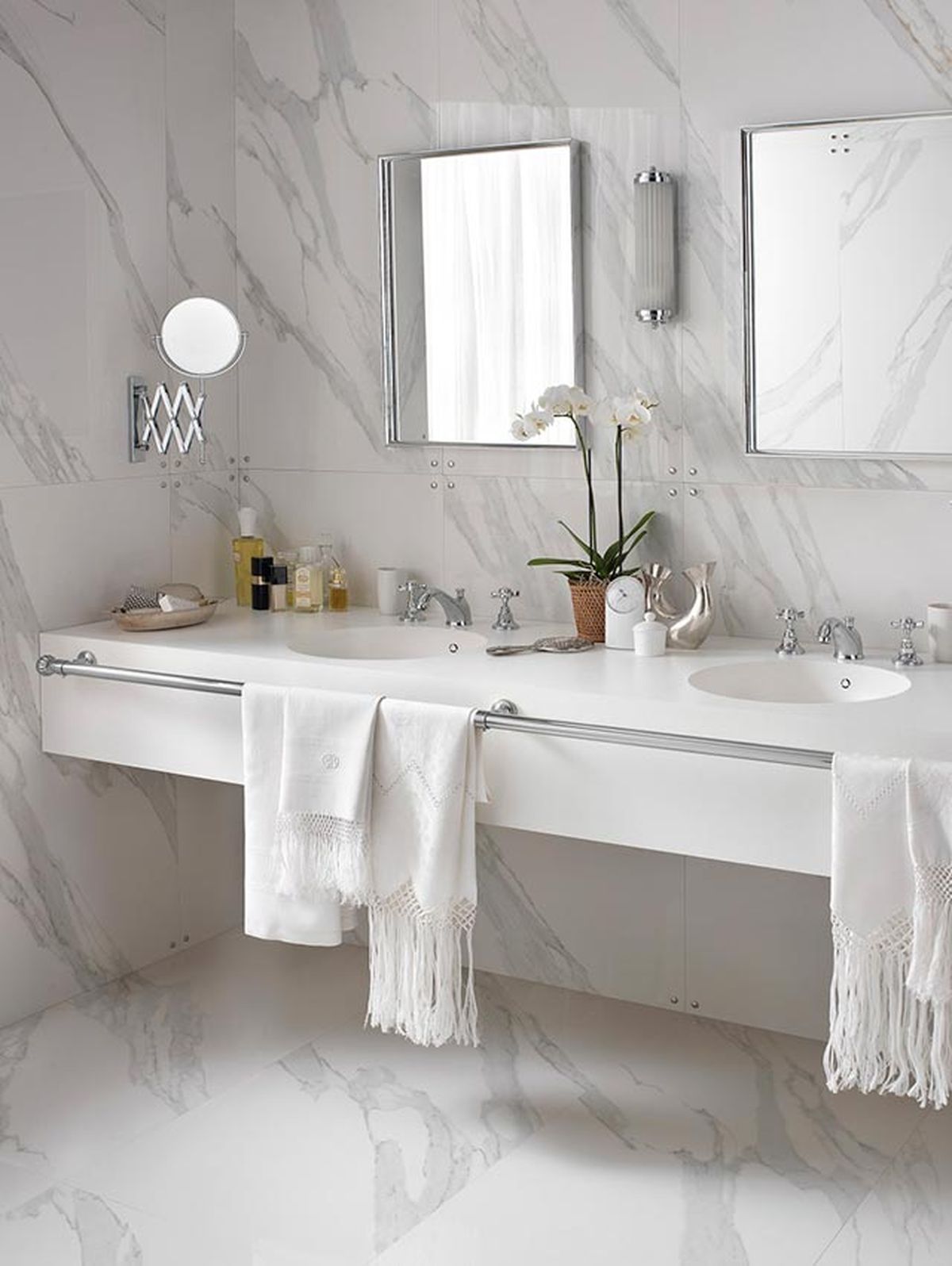 Razones para decorar el baño en color blanco 7