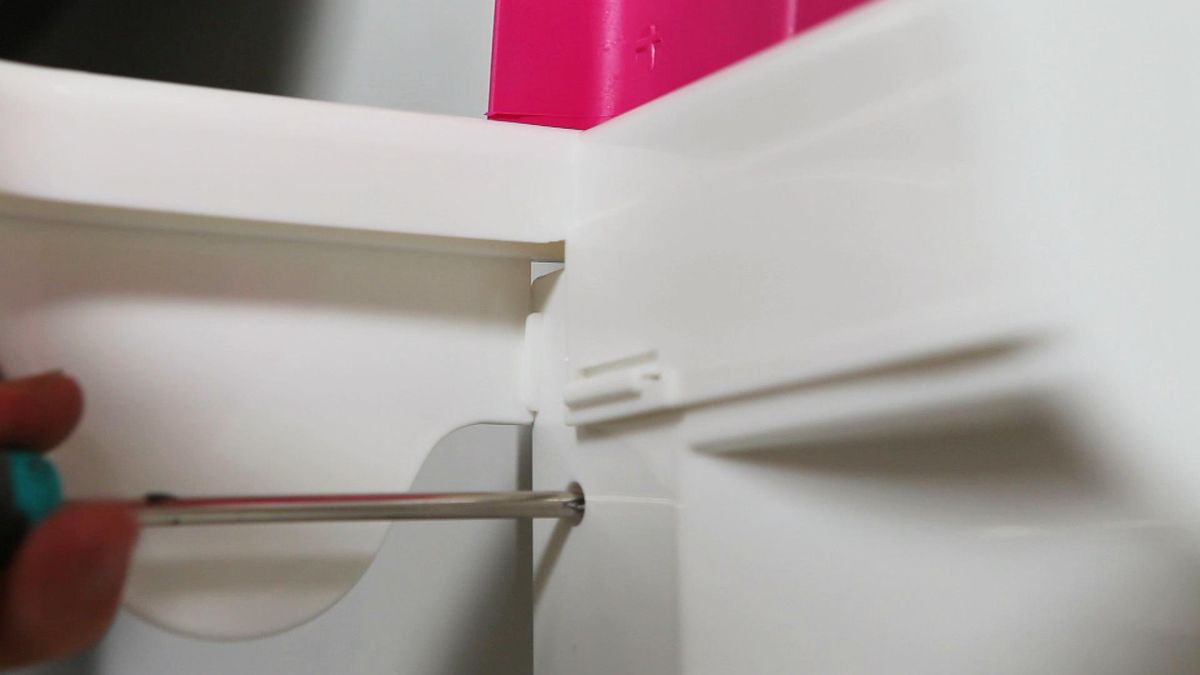 Colocar un soporte para bolsa de basura paso 3