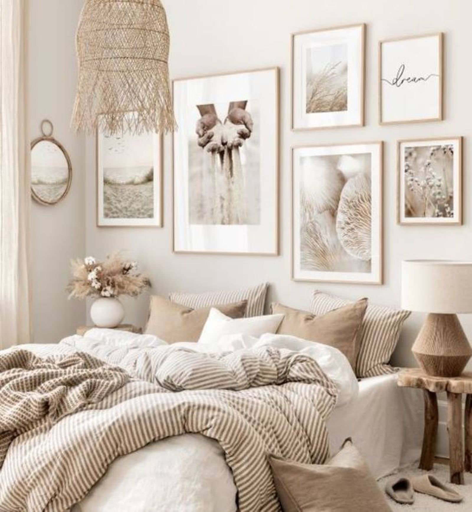 Dormitorio en color beige con muchos cuadros en la pared de temáticas similares.