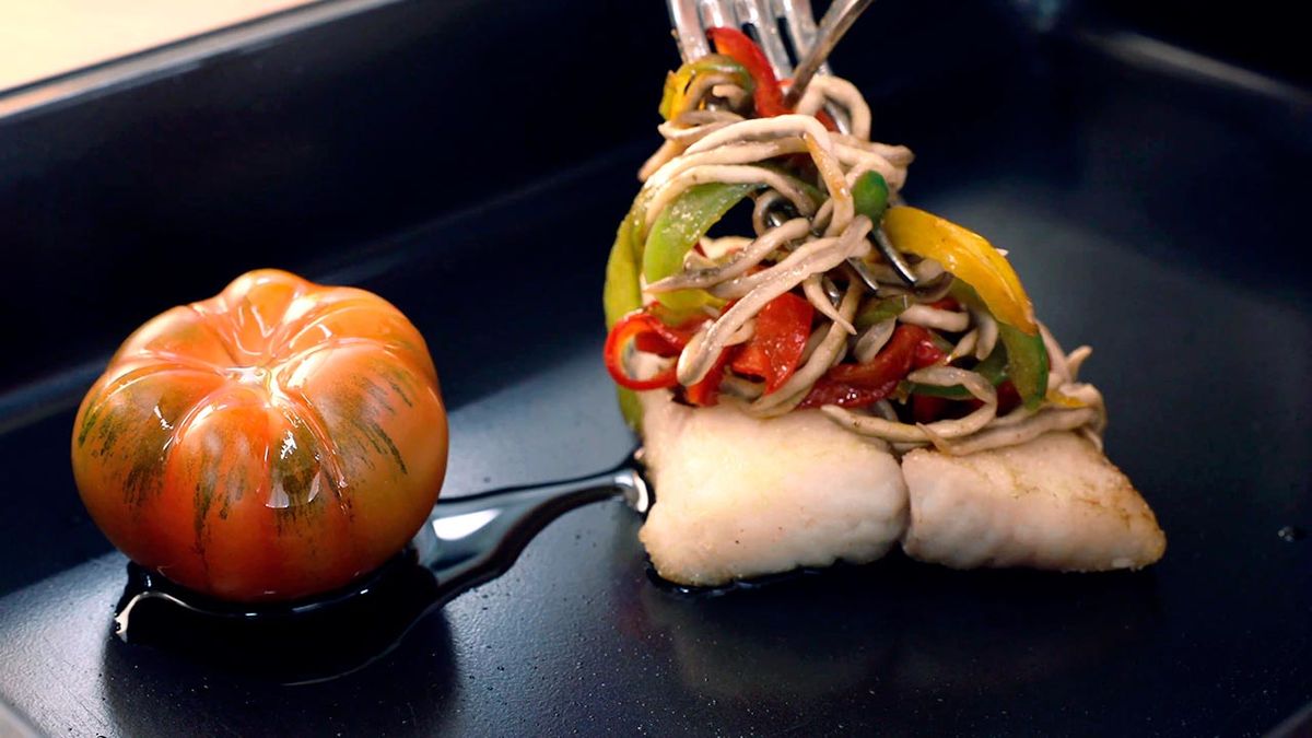 Receta de merluza rellena de gulas y piperrada  paso 4