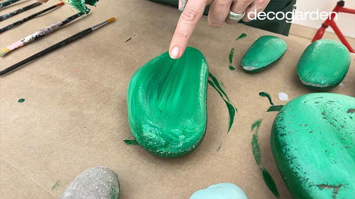 como hacer cactus con piedras paso 3