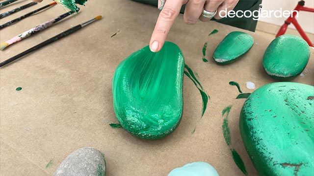 como hacer cactus con piedras paso 3