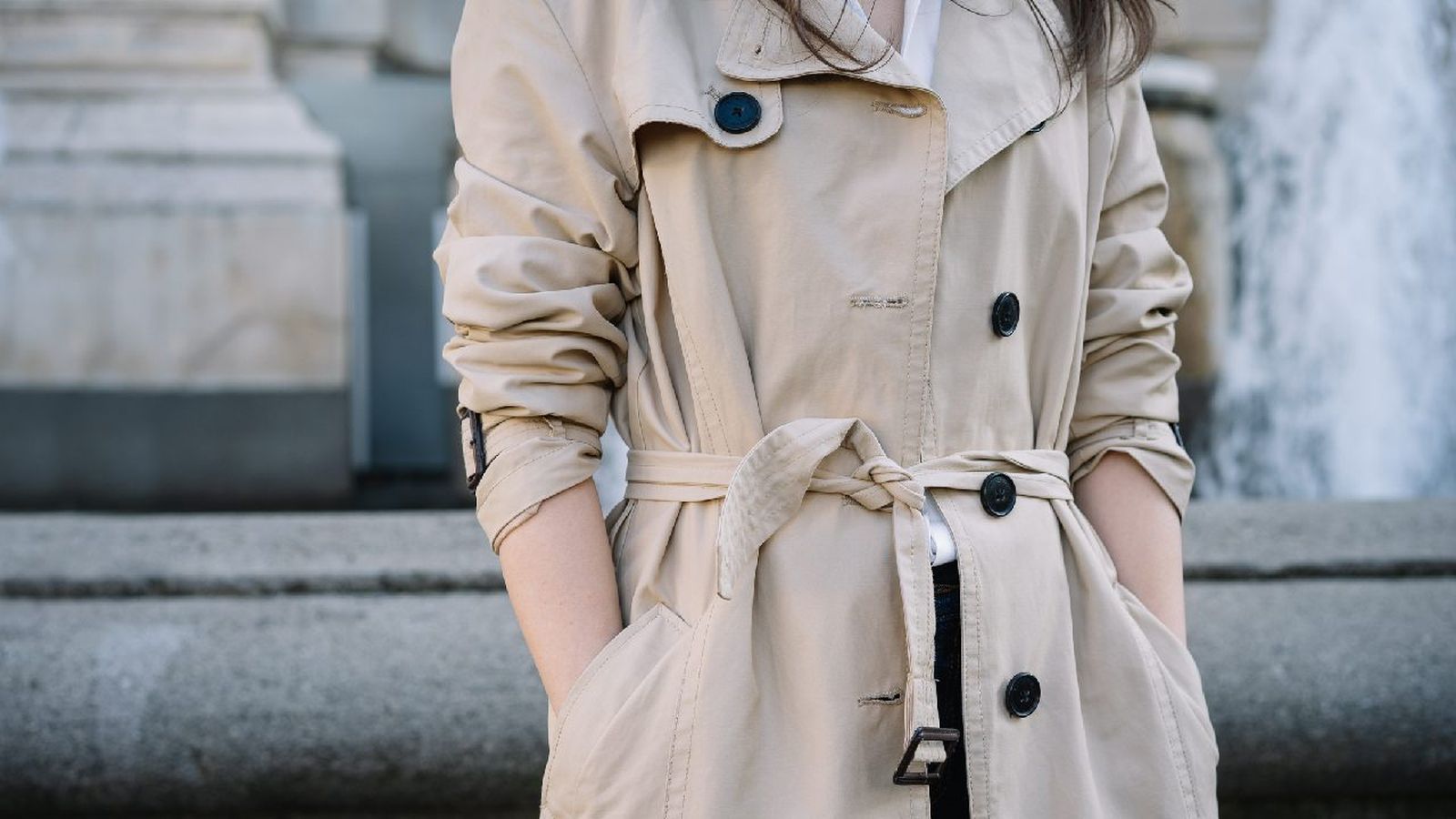 La gabardina es una de las prendas que nunca pasa de moda