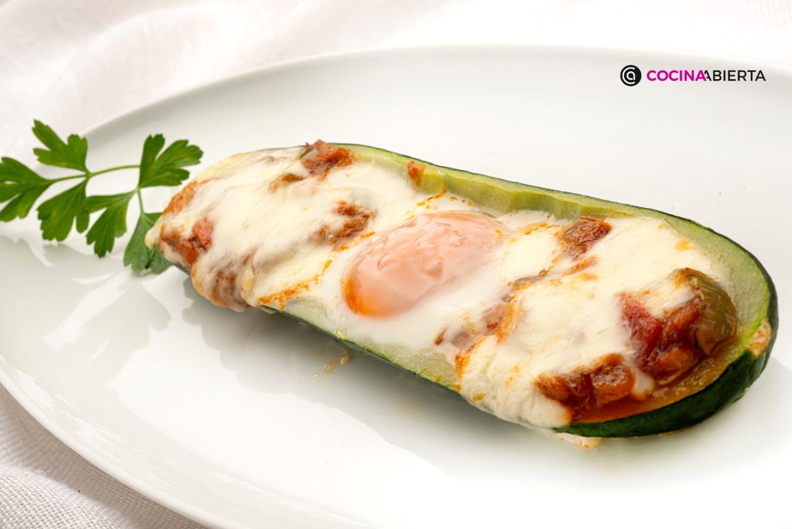 Calabacines rellenos de pisto, huevo y queso al estilo de Karlos Arguiñano