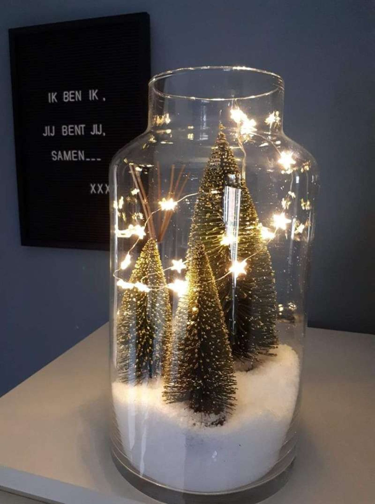 Jarrón decorado con un mini bosque de Navidad.