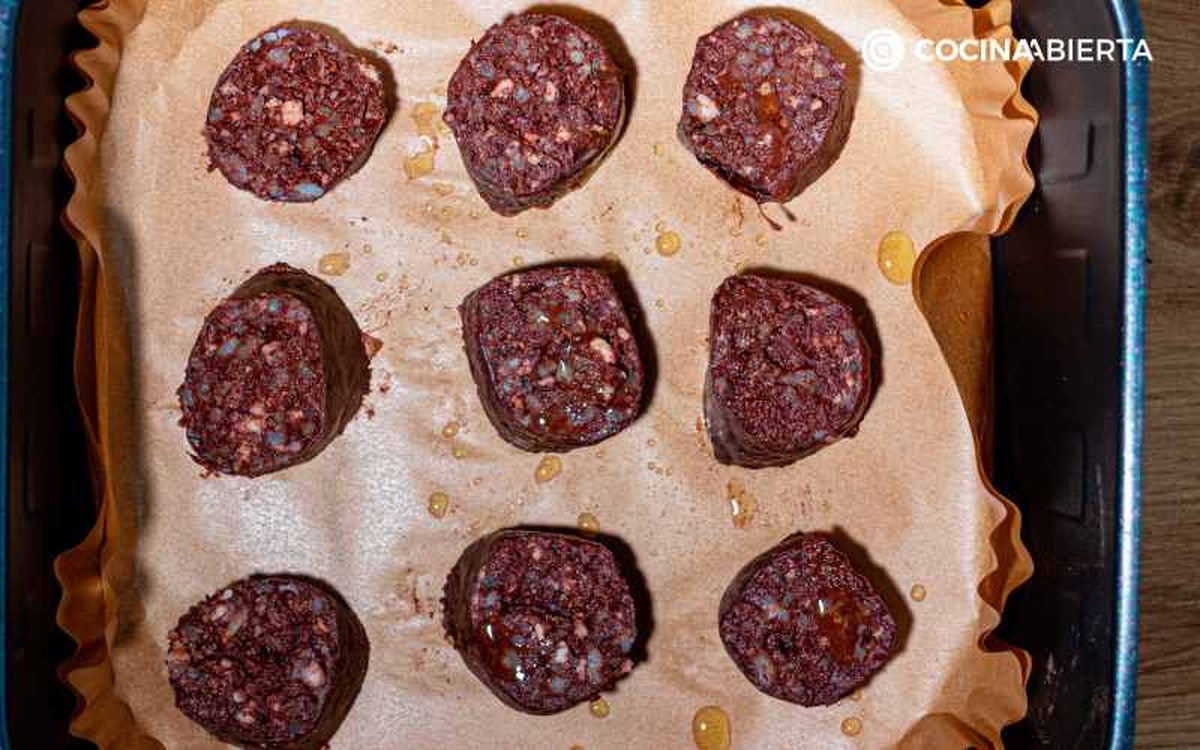 Pulveriza aceite sobre las morcillas en rodajas