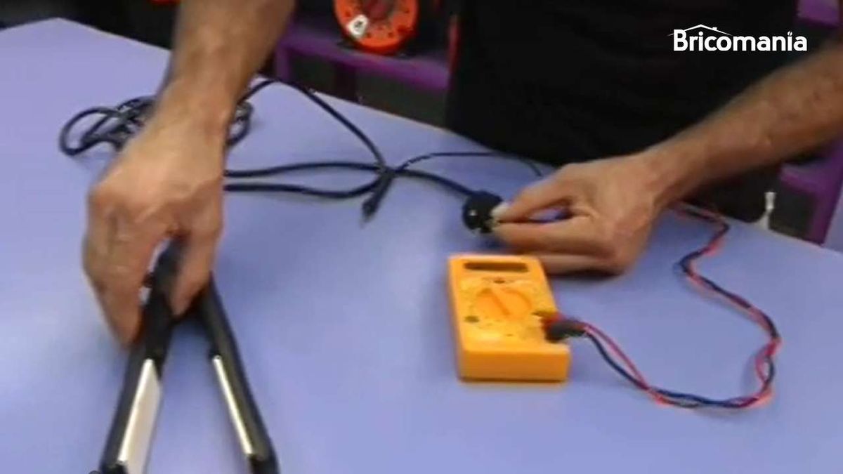 Persona cambiando el cable de una plancha de pelo