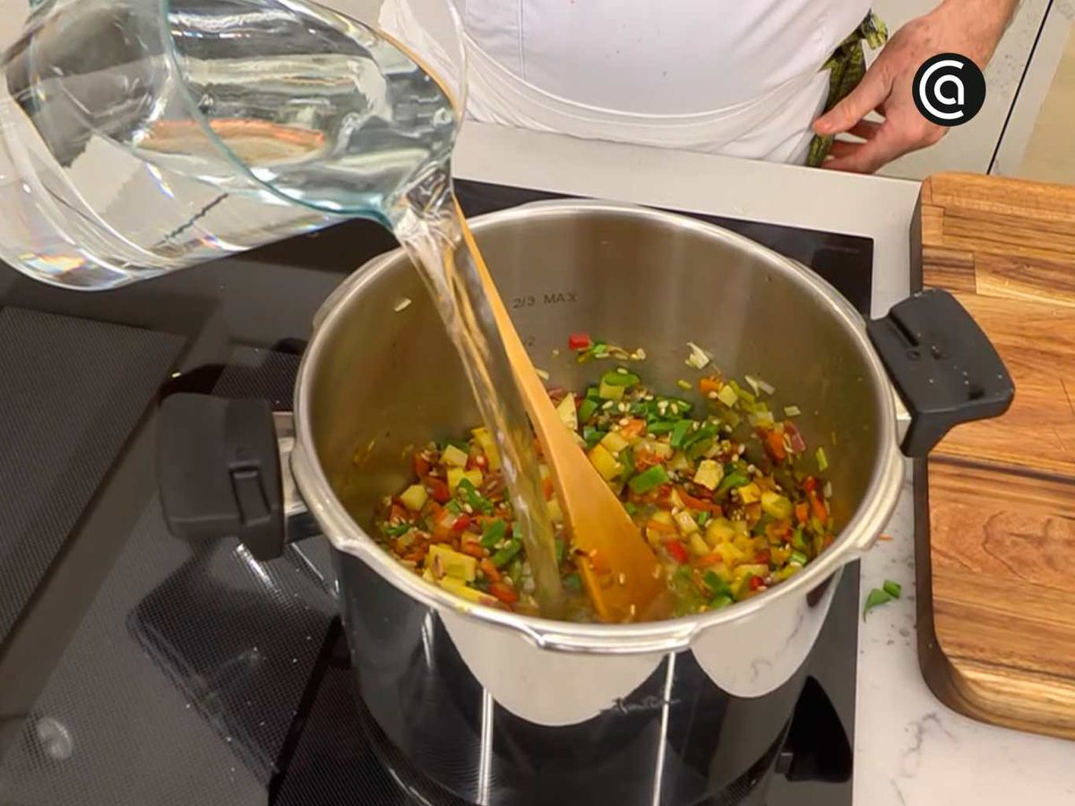 Incorpora el arroz integral y el agua