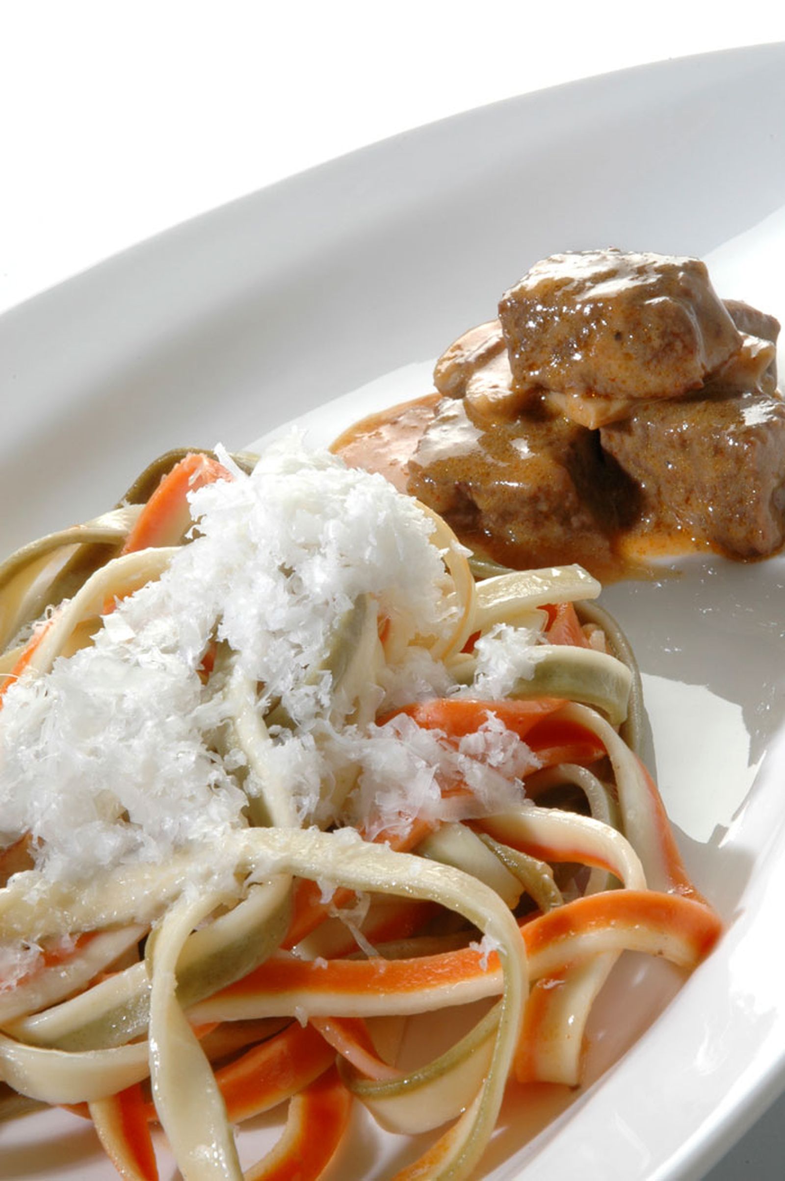 Guiso de vaca con tallarines