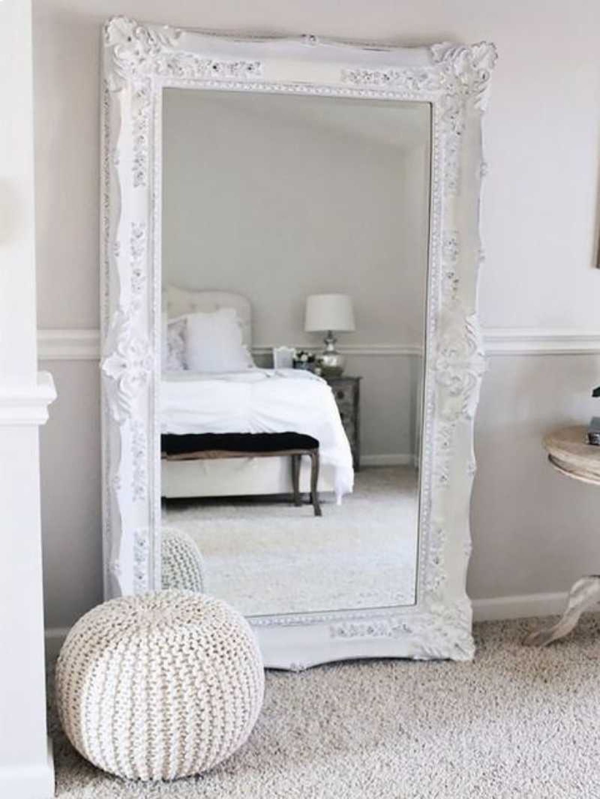 Espejo blanco pintado con pintura a la tiza.