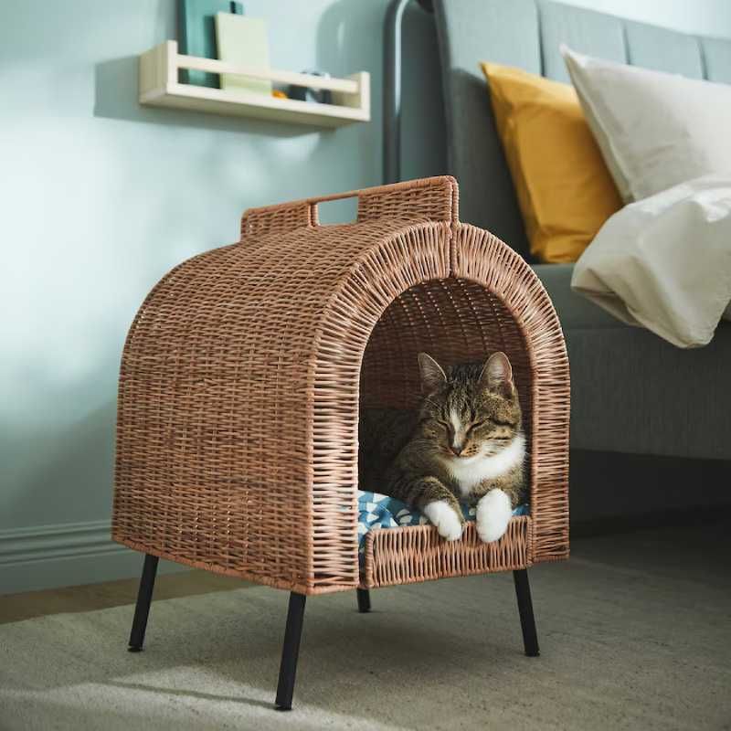 Casa de ratán para gatos.