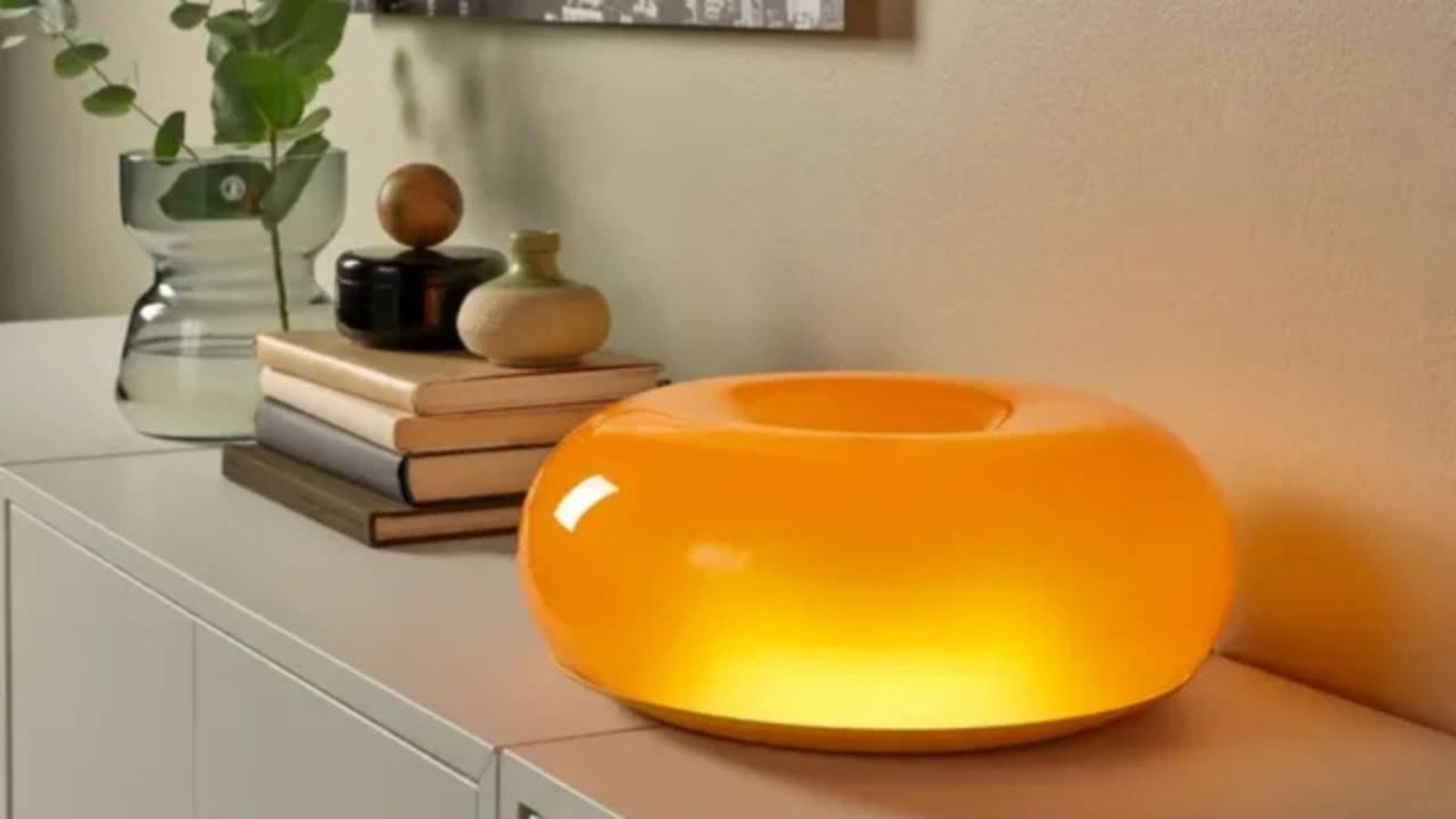 Lámpara donut VARMBLIXT.