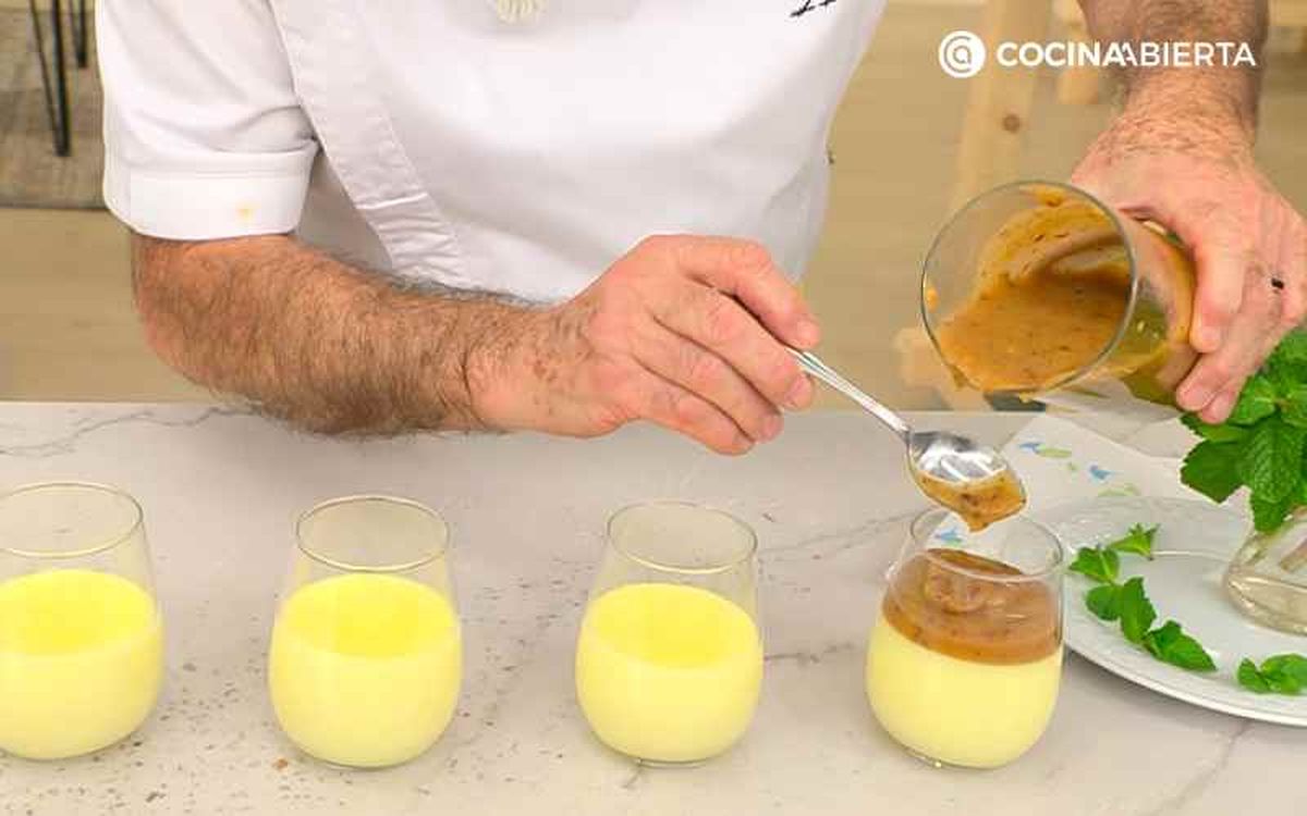 Acompaña las natillas con puré de compota