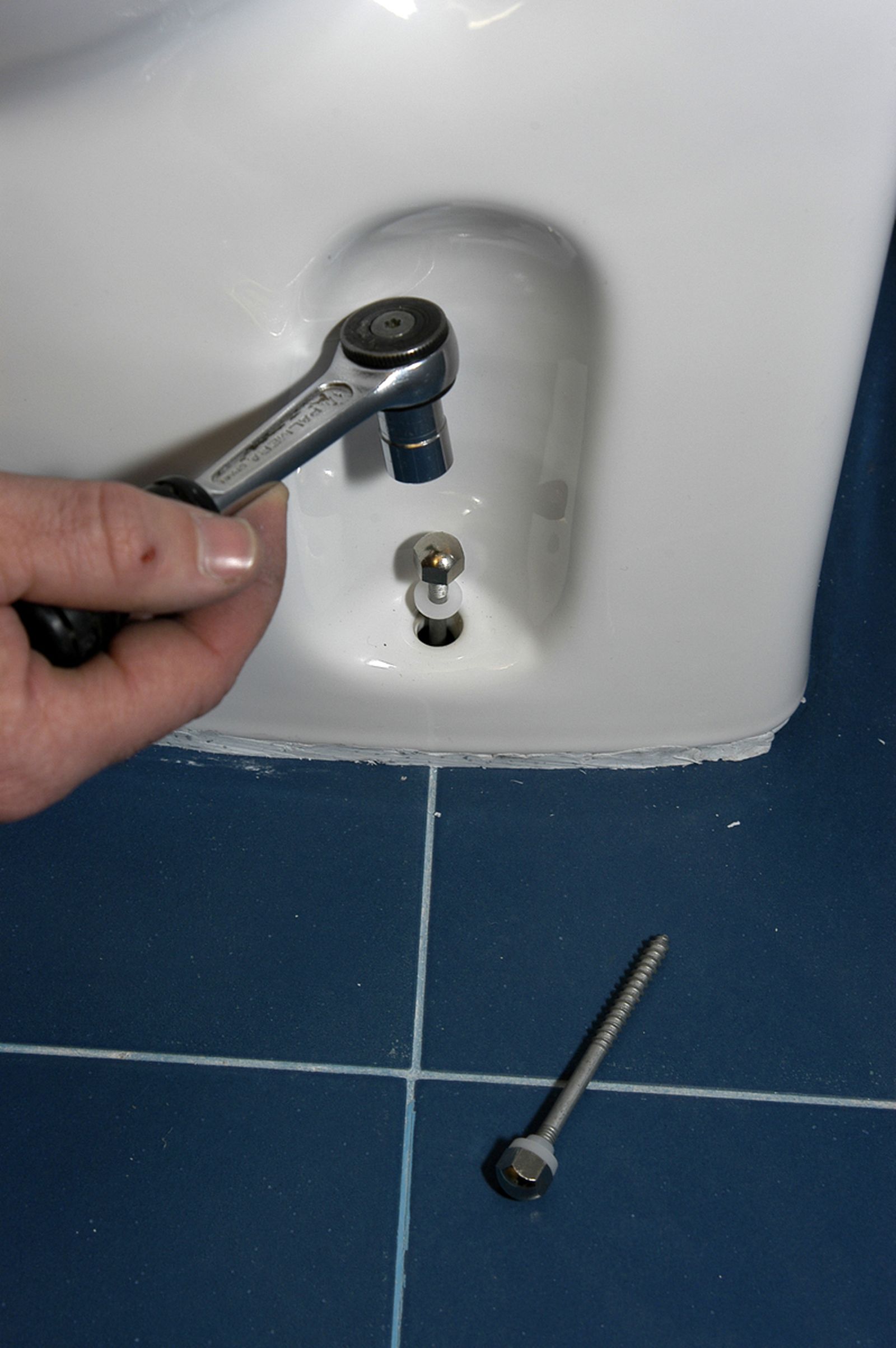 Instalar un inodoro paso 6