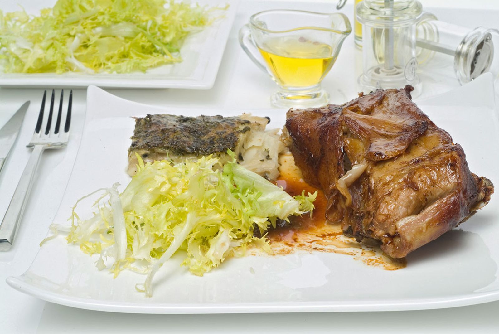 Cordero asado con patatas al horno y ensalada de escarola