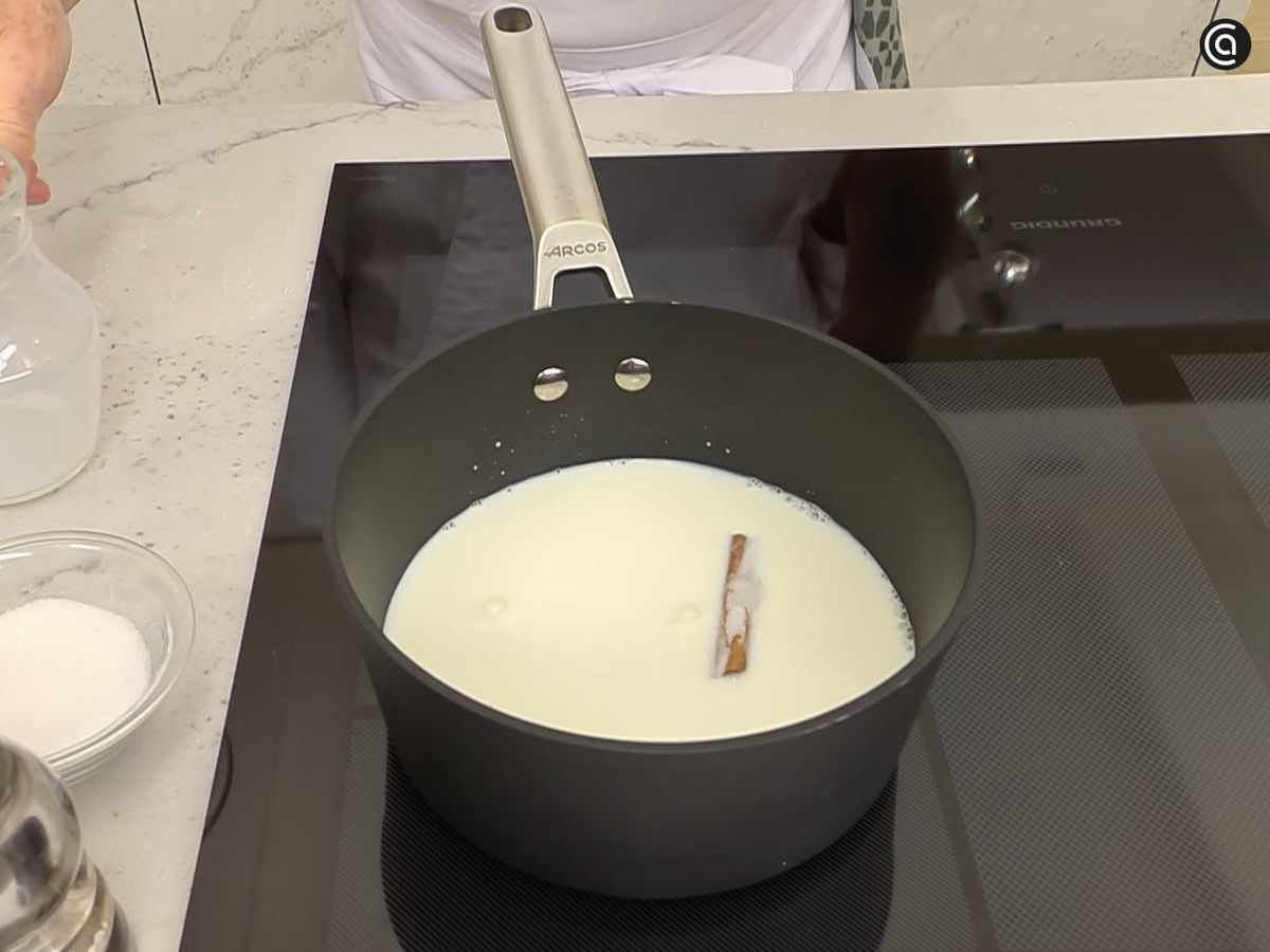 Calienta la leche con canela