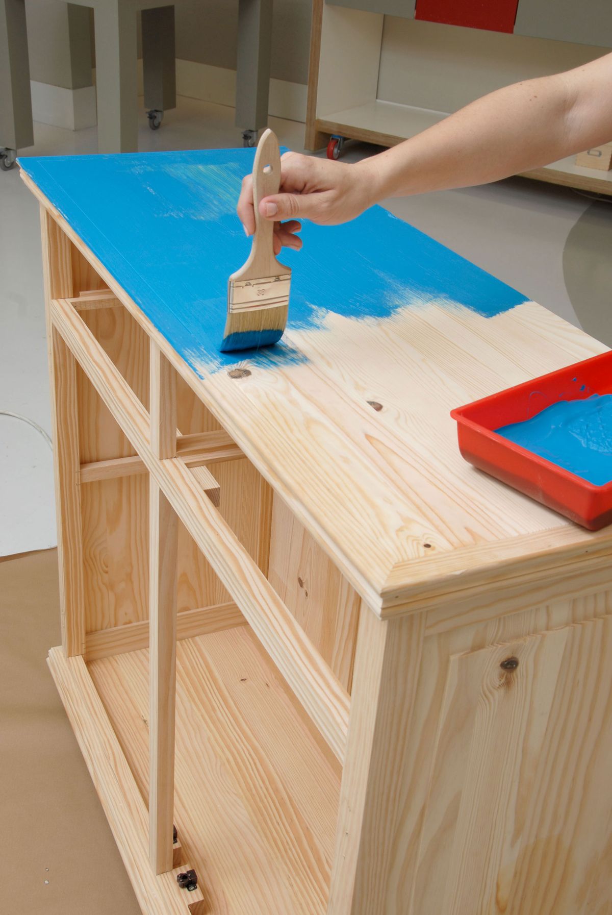 Aparador azul de aspecto envejecido paso 2