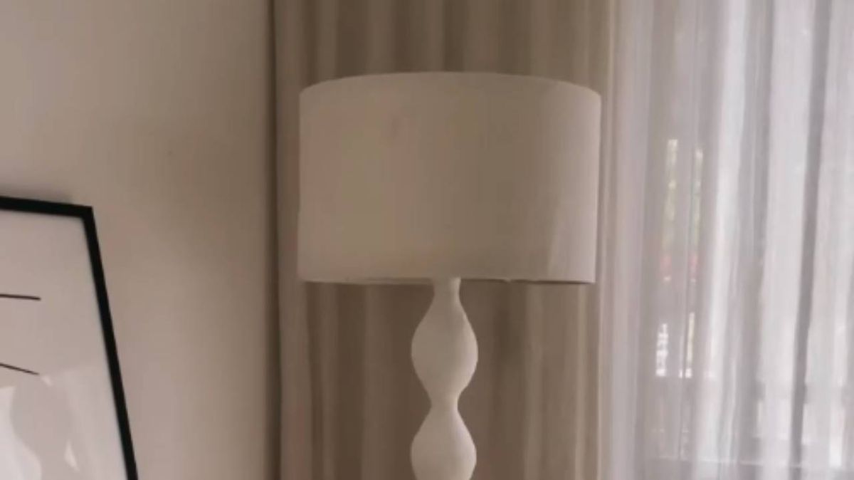 Lámpara de pie transformada en lámpara de diseño.