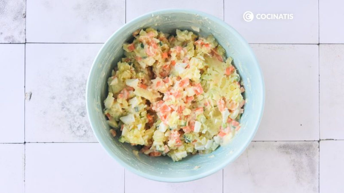 Mezclamos los ingredientes de la ensalada de patata