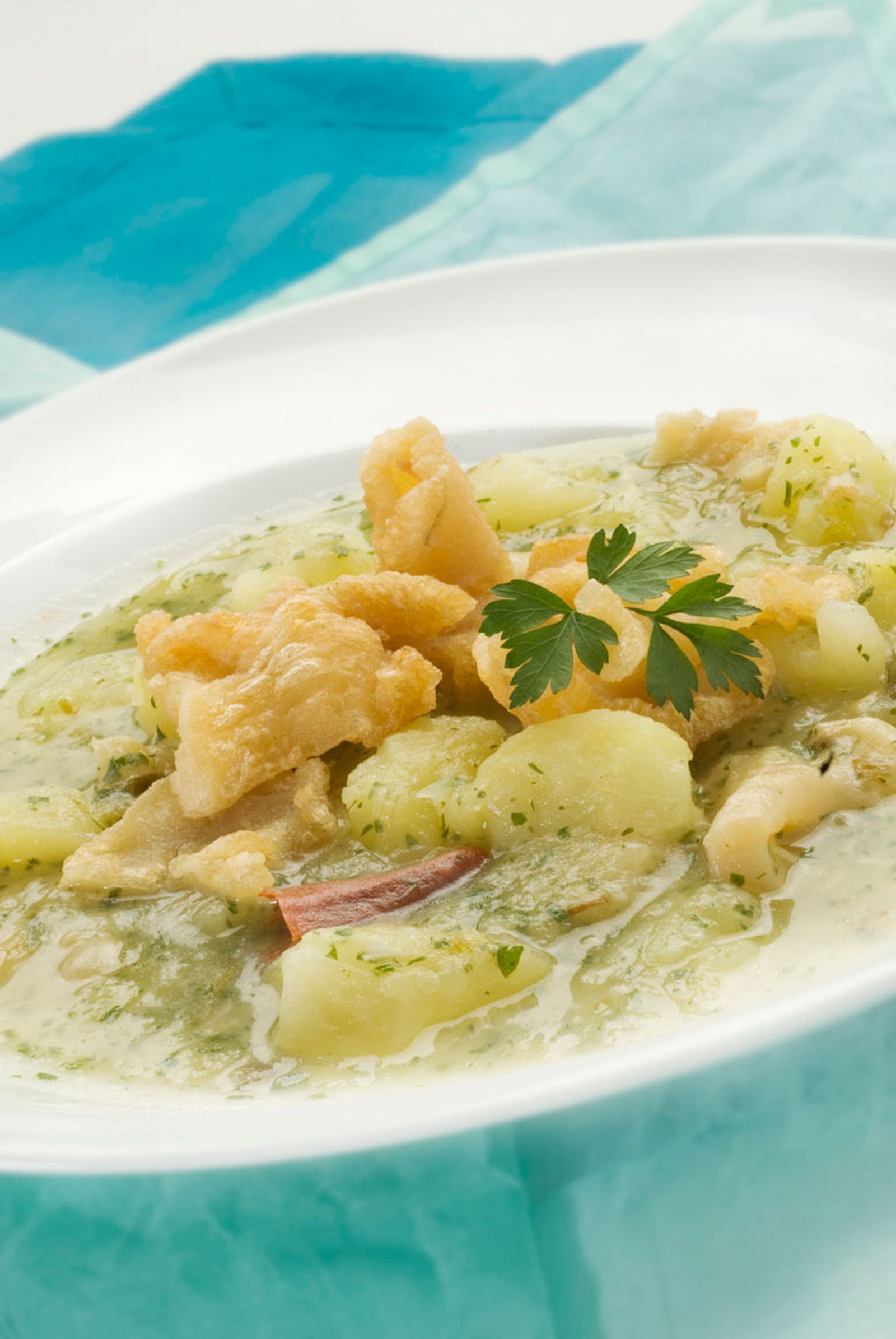 Guiso de patatas en salsa verde con tripas de bacalao