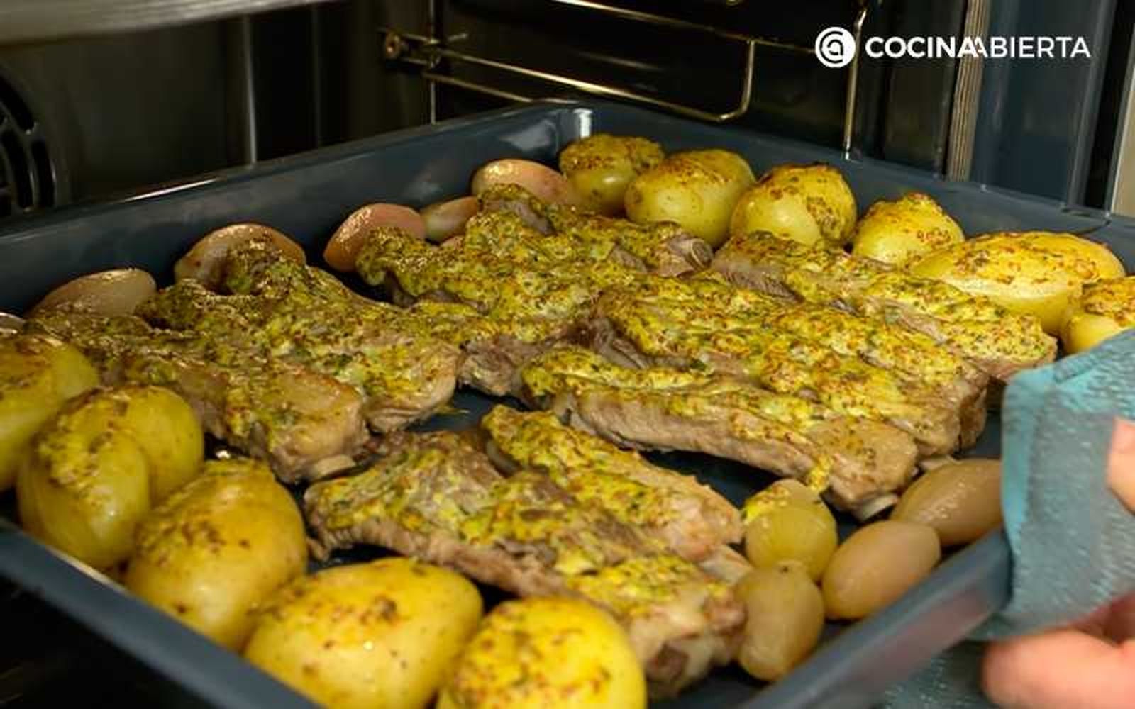 Hornea las costillas de cerdo con las patatas