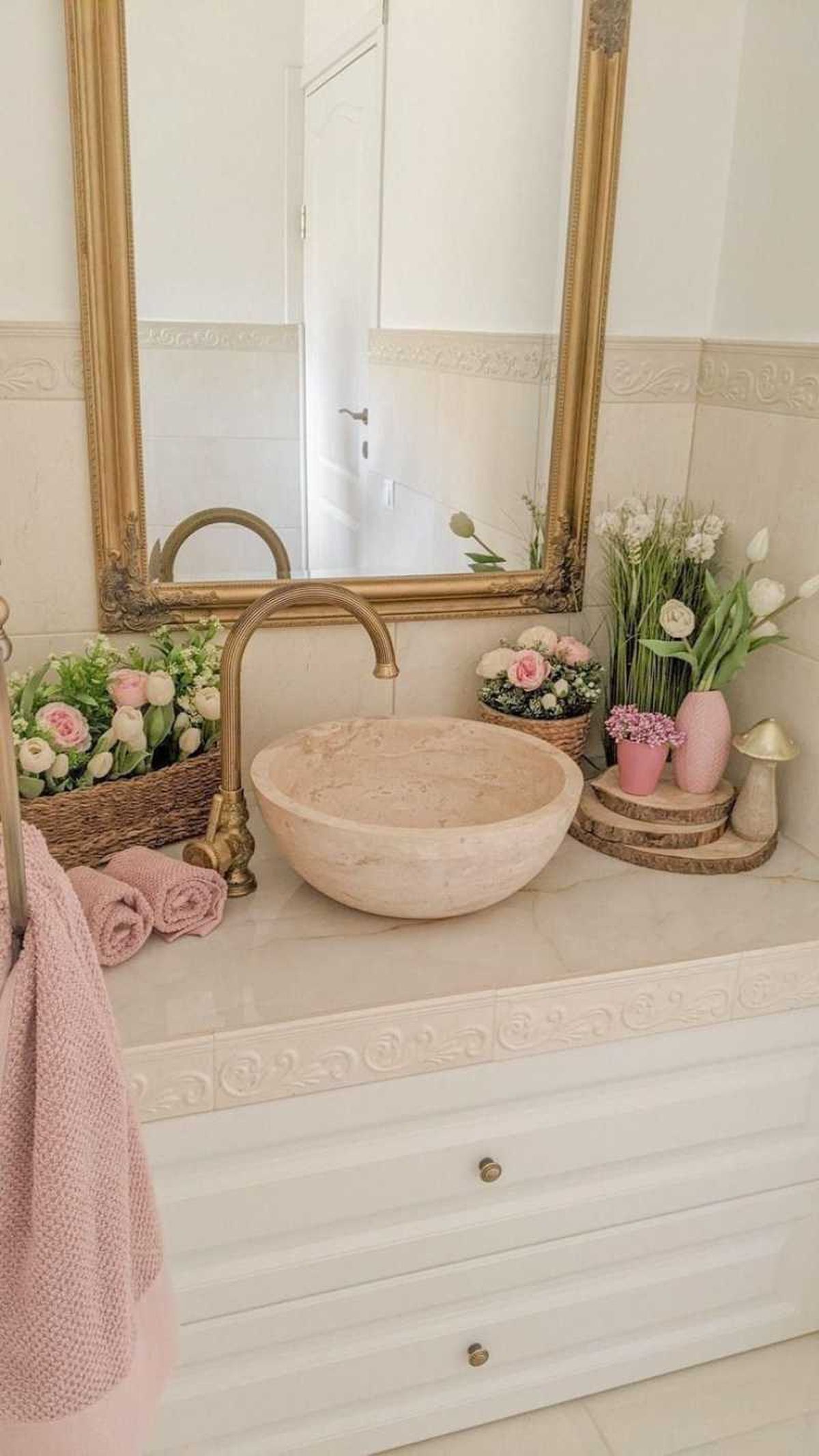 Baño decorado con tulipanes.