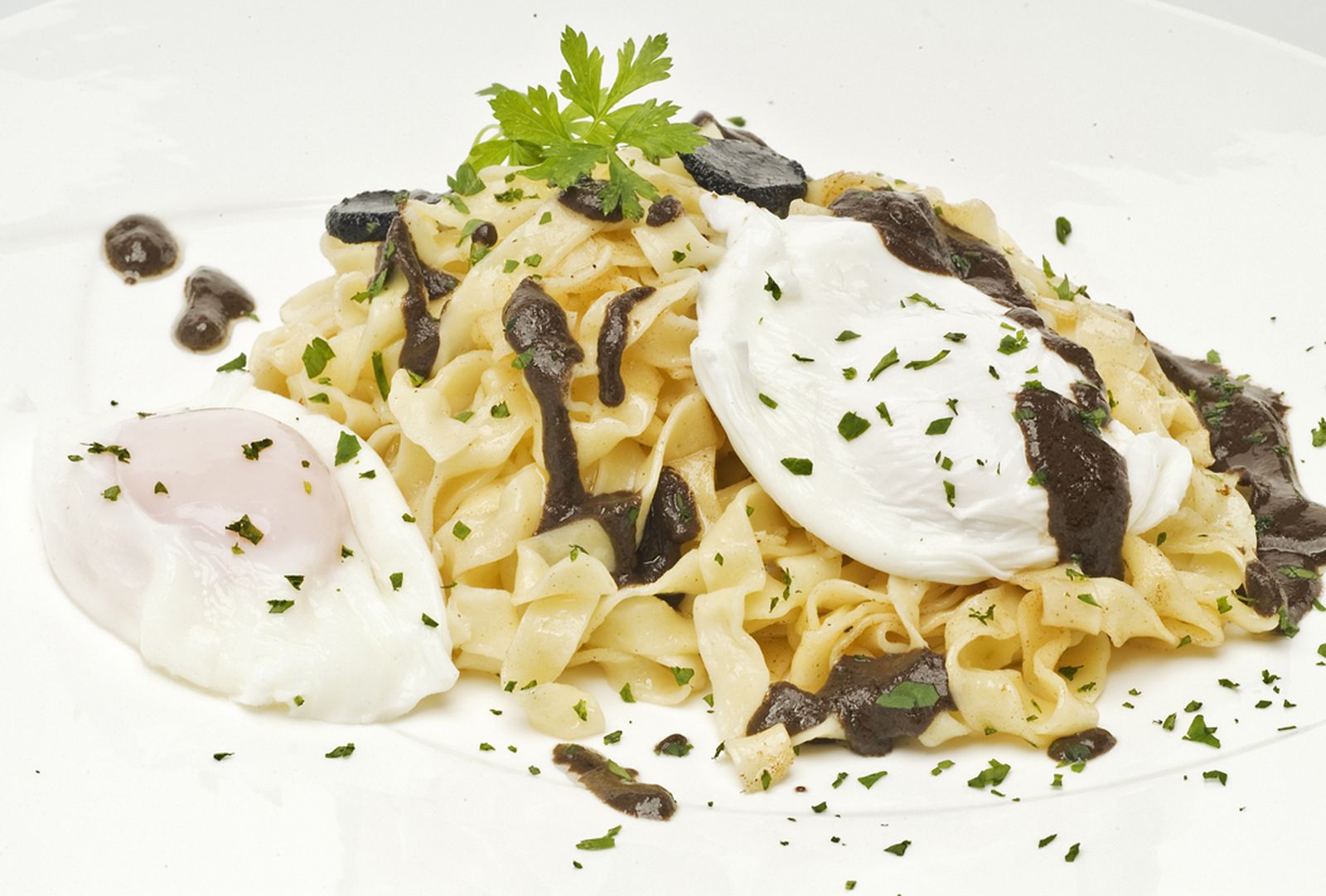 pasta fresca con salsa de morcilla y huevo escalfado xl