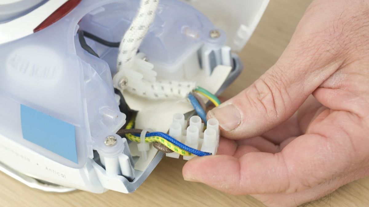 brico 0635 1 reparar enchufe plancha paso 3