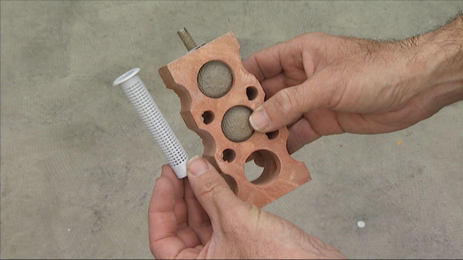 Fijar argolla en techo paso 7