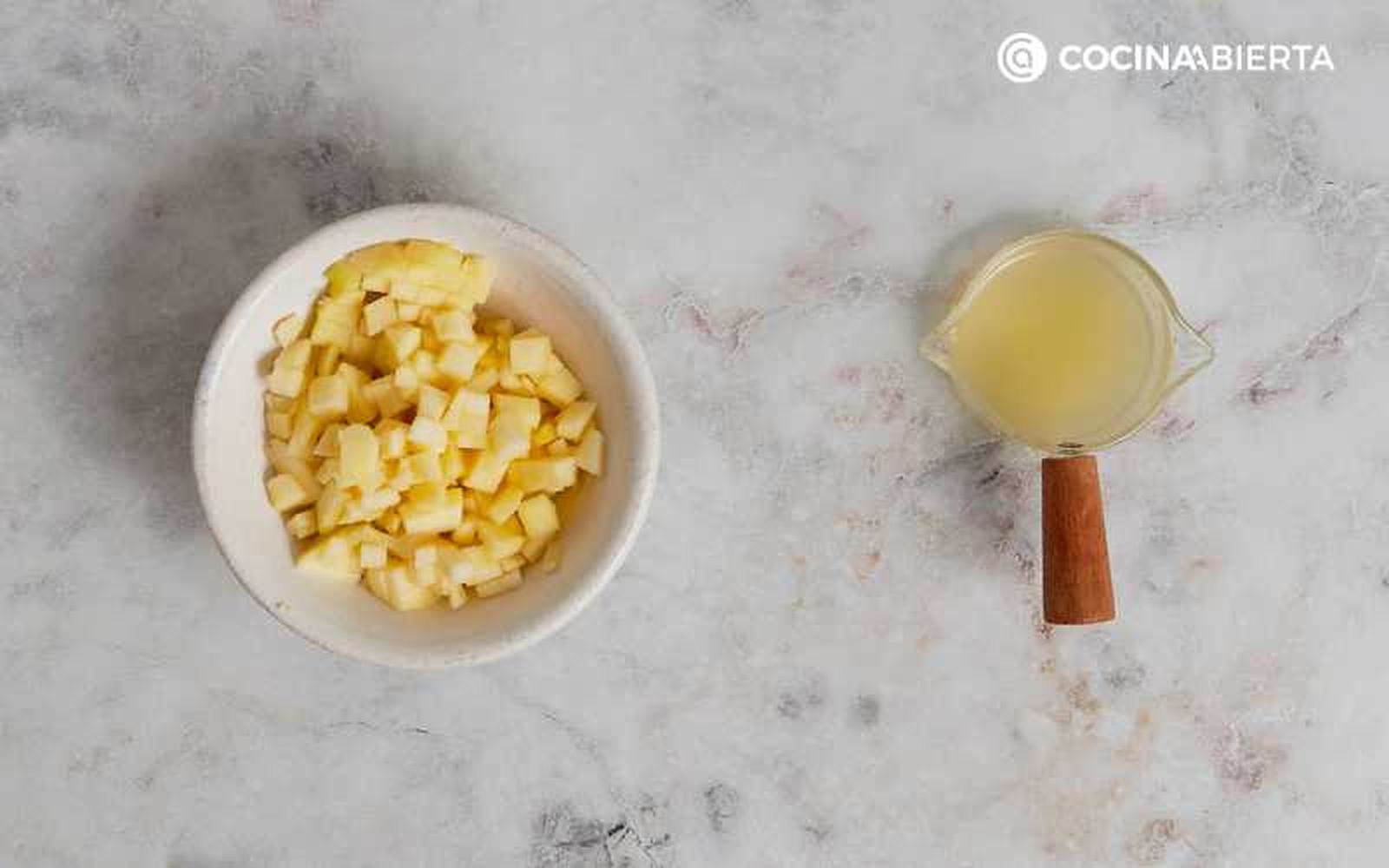 Corta la manzana en dados pequeños