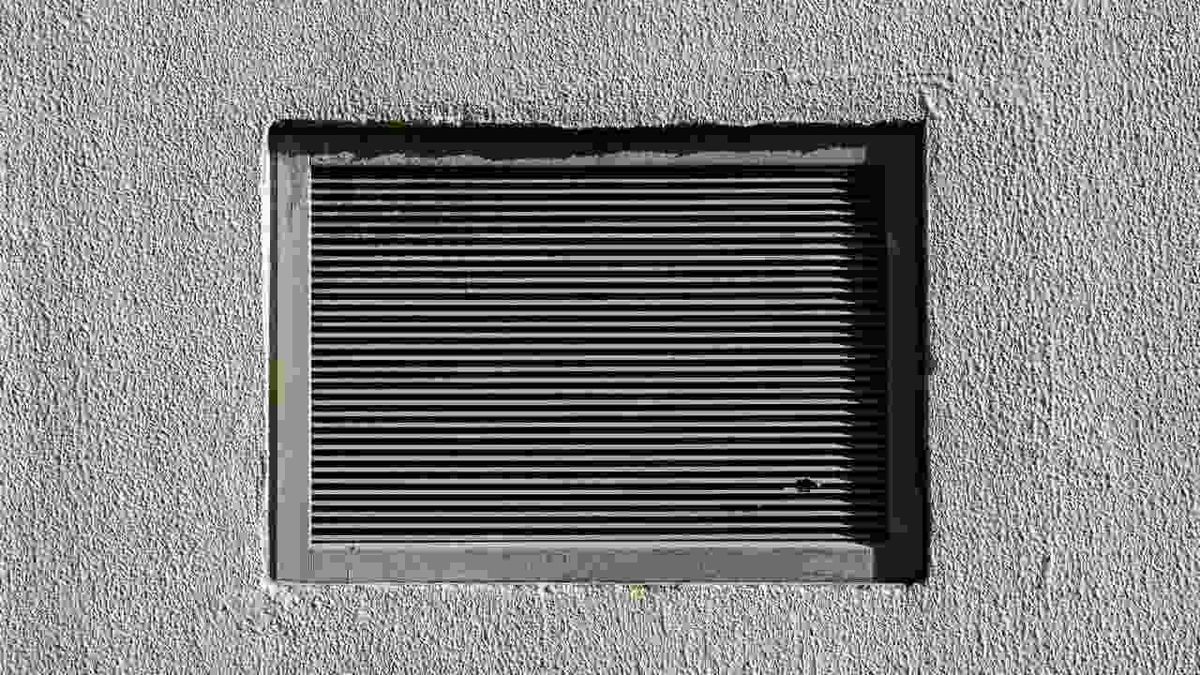 Rejilla de ventilación en un baño