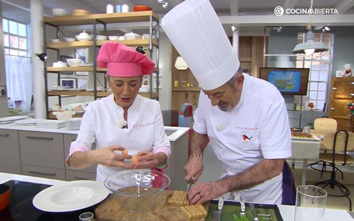 Corta el turrón blando en pequeños trozos para poder batirlo mejor